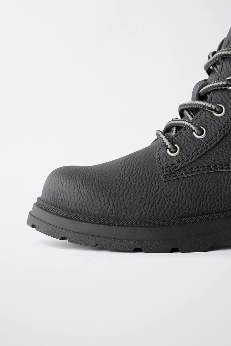 LACED BOOTS
