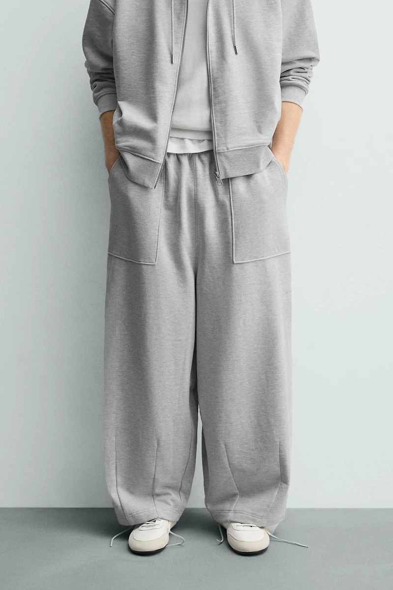 PANTALON DE JOGGING COUPE BALLON AVEC PIÈCE
