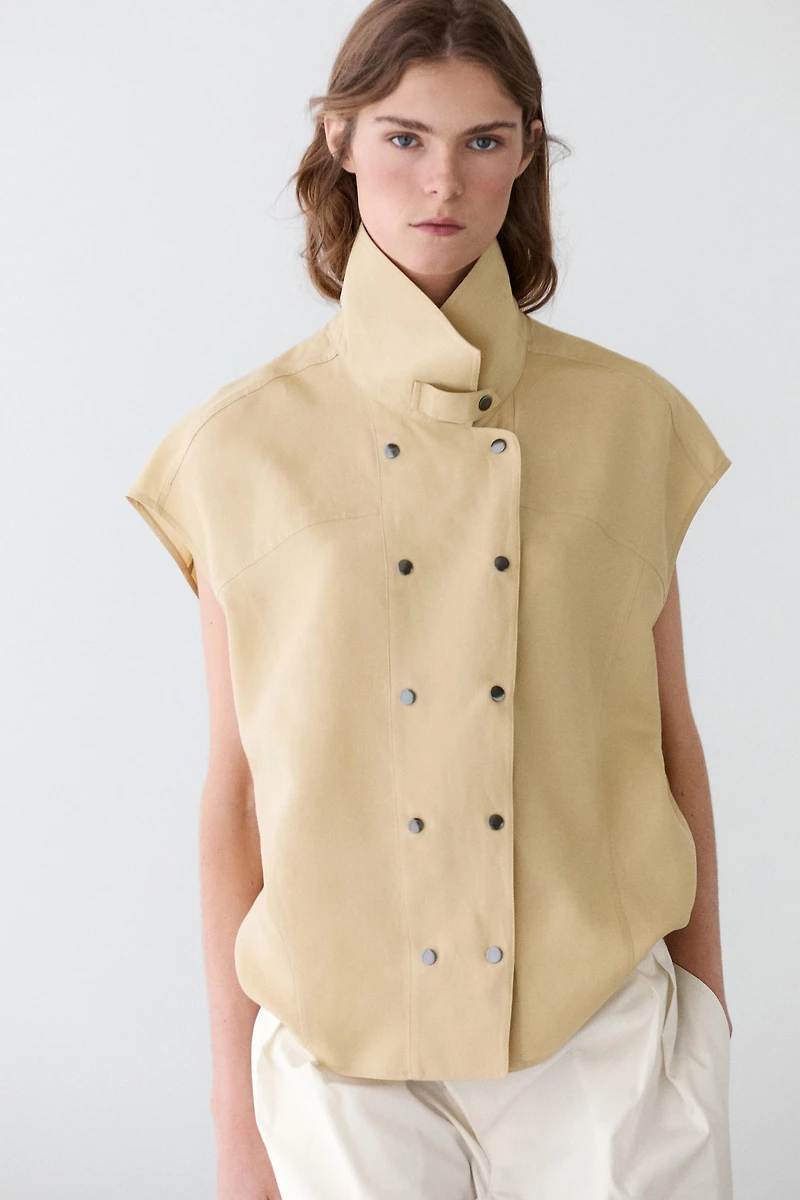 Short sleeve shirt with snap buttons