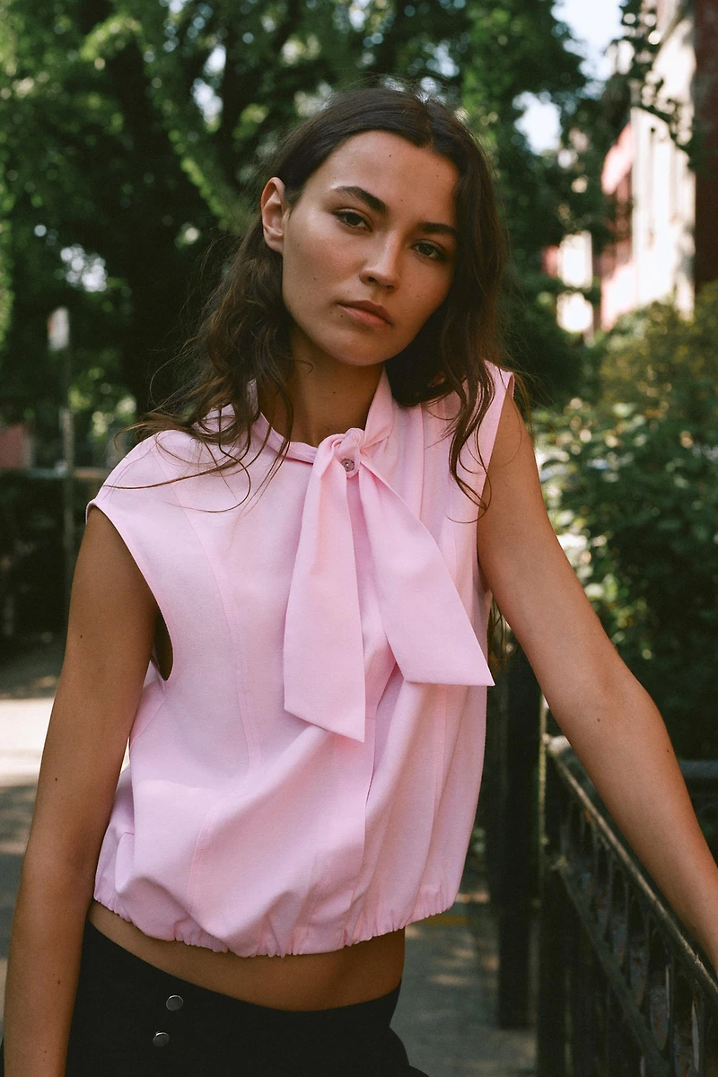 SLEEVELESS BOW BLOUSE