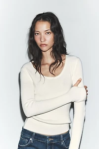 PULL CÔTELÉ AVEC LAINE
