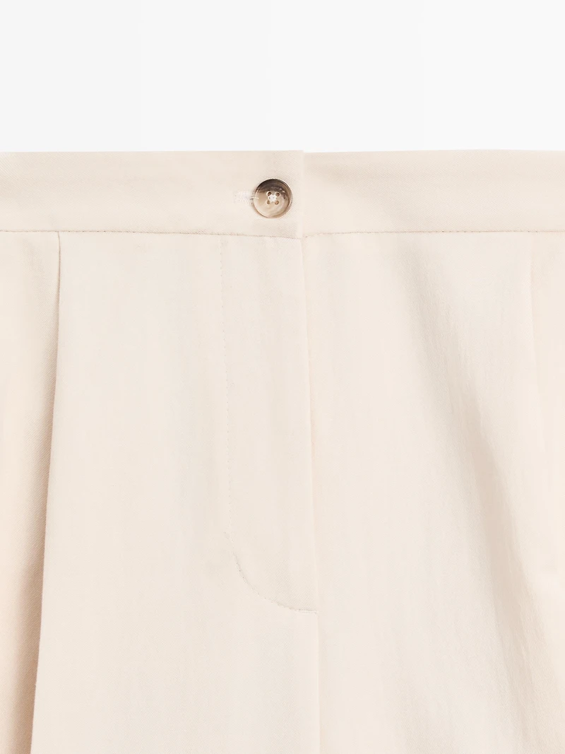 Flowing trousers with turn-up hems