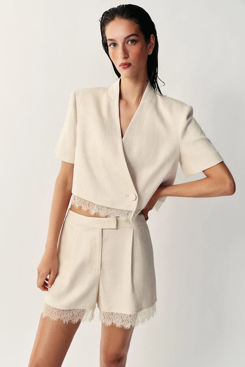 VESTE COURTE À BORDURE DENTELLE