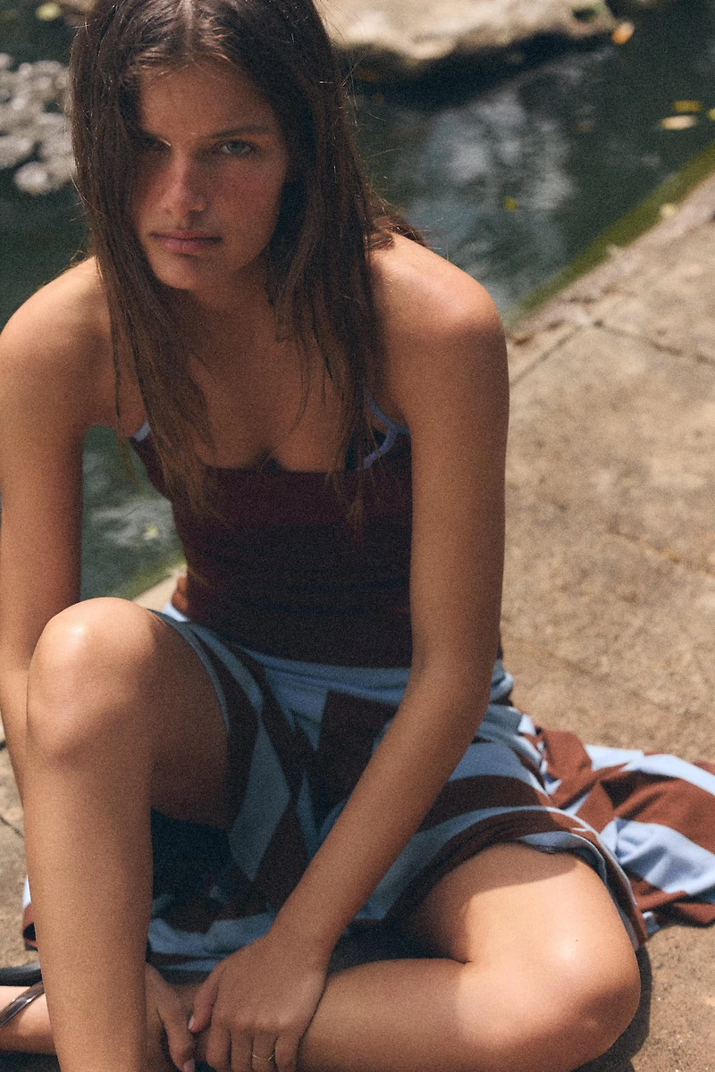 CONTRAST TRIM HALTER CROP TOP
