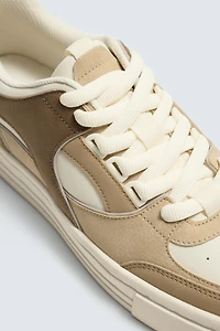 RETRO-STYLE SNEAKERS