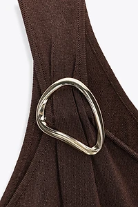 ROBE MIDI EN MAILLE ASYMÉTRIQUE AVEC DÉCOR