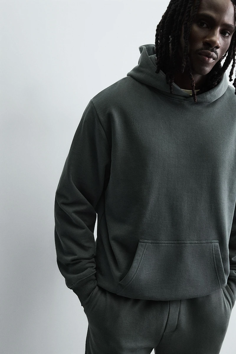 BASIC HOODIE SWEATSHIRT