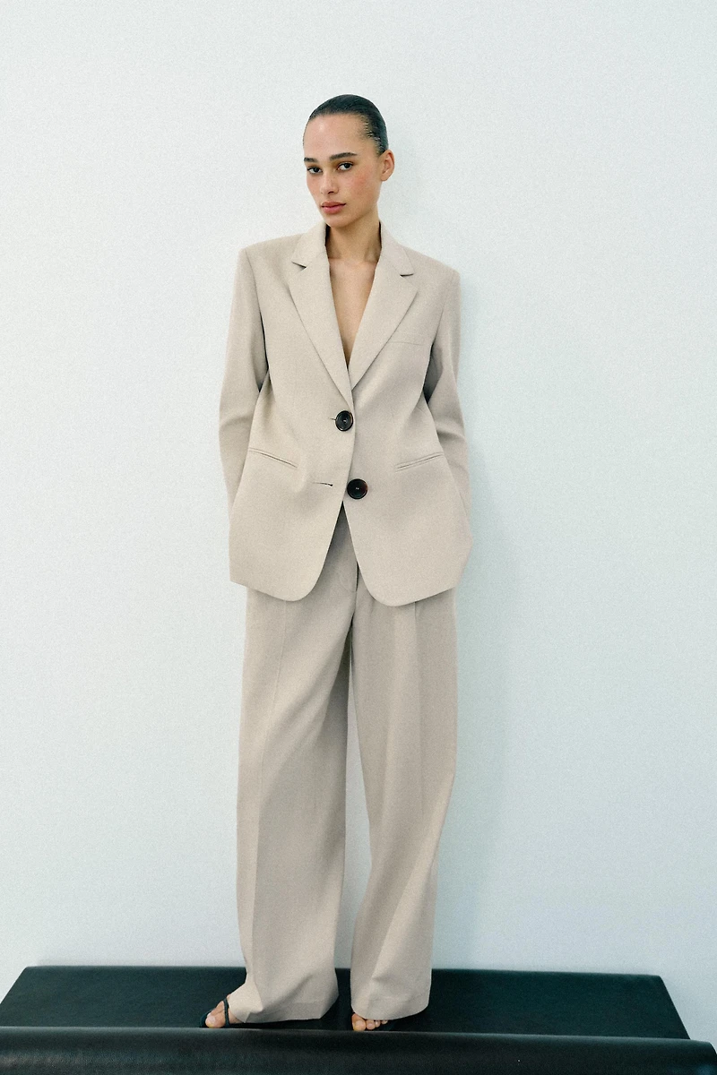 STRAIGHT CUT BLAZER WITH SHOULDER PADS AND TWO BUTTONS