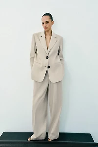 STRAIGHT CUT BLAZER WITH SHOULDER PADS AND TWO BUTTONS
