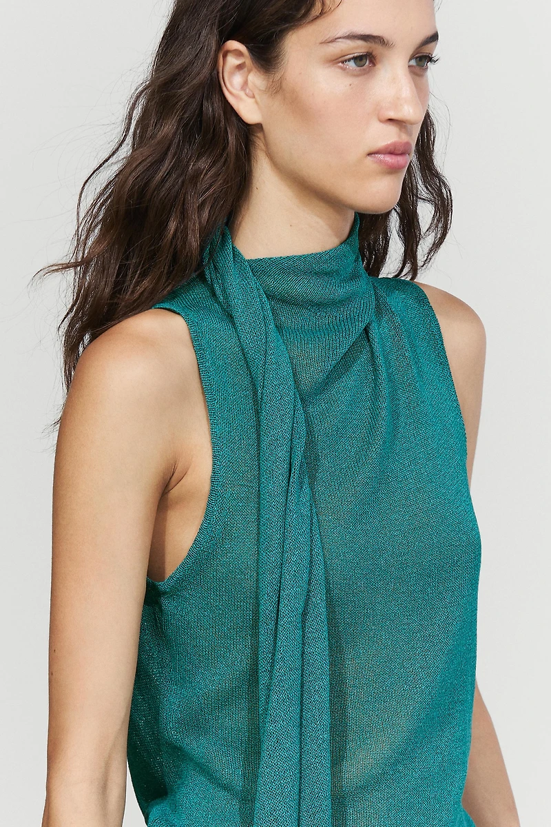 Top à col montant avec foulard