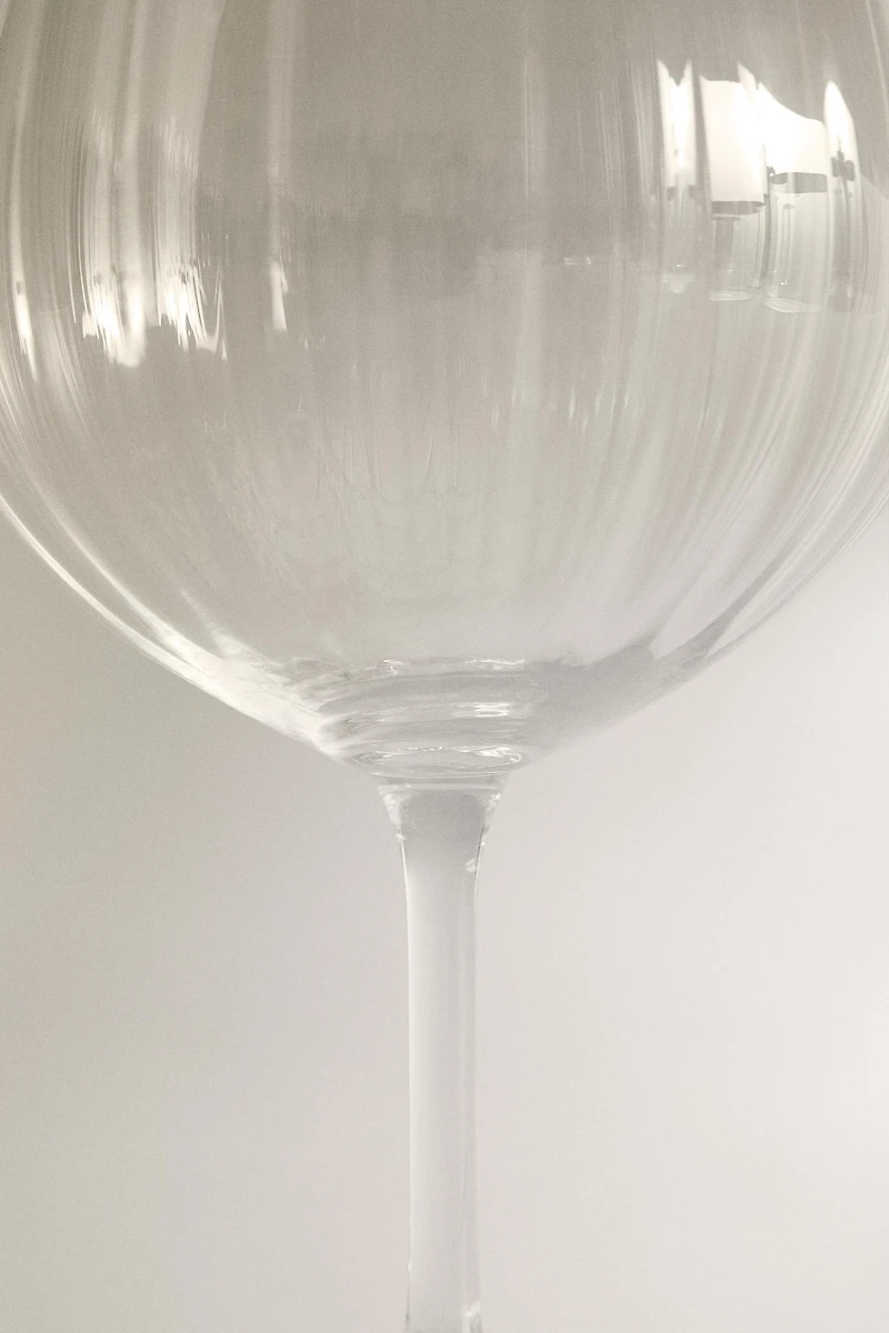 CRYSTALLINE GLASS WITH A RAISED DESIGN