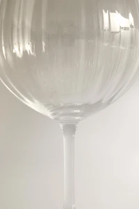 CRYSTALLINE GLASS WITH A RAISED DESIGN