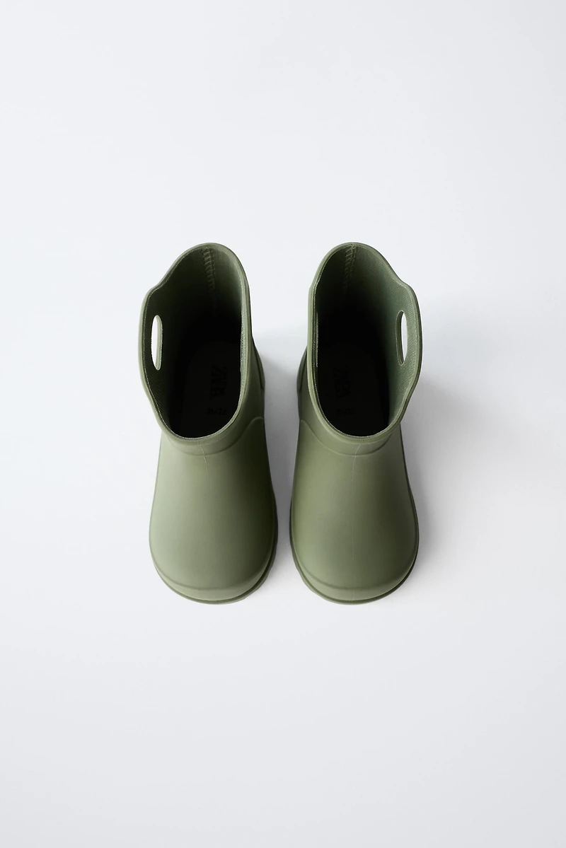 RAIN BOOTS