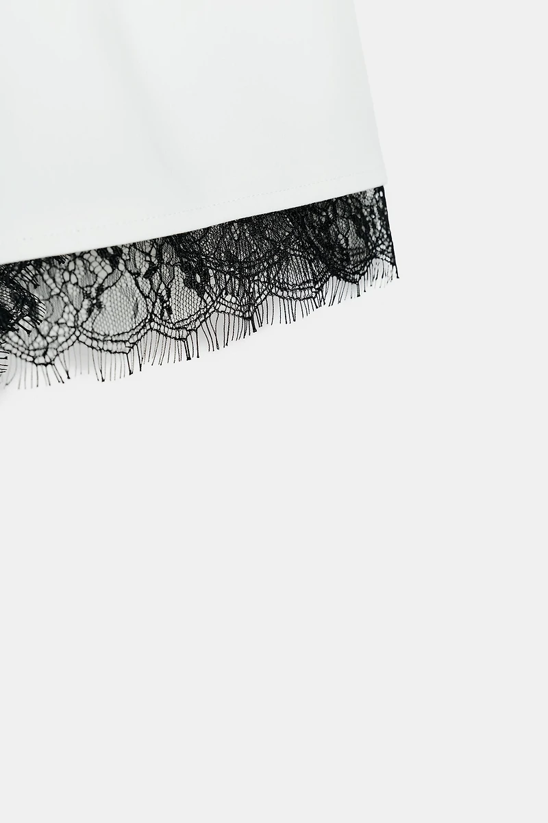 BERMUDA EN MATIÈRES VARIÉES AVEC DENTELLE