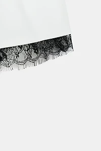 BERMUDA EN MATIÈRES VARIÉES AVEC DENTELLE