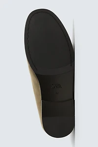 MOCASSINS EN CUIR À POMPONS