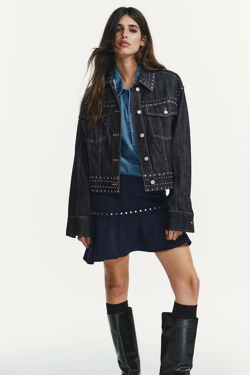 JUPE ASYMÉTRIQUE À VOLANT ET CLOUS