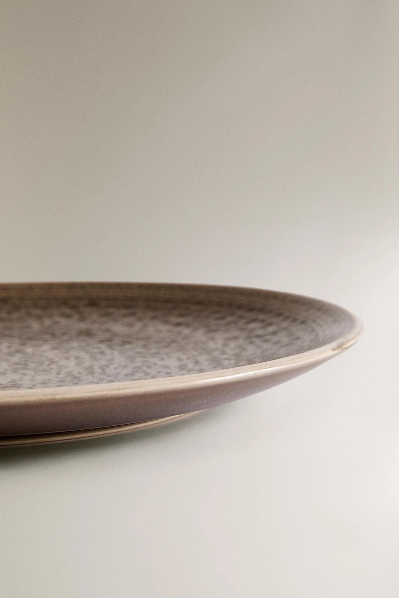 DINNER PLATE WITH RAISED DESIGN