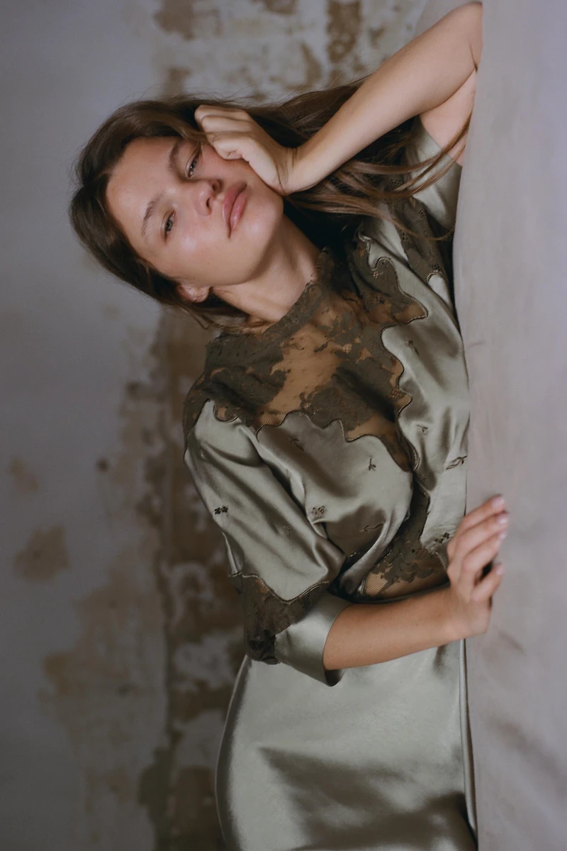 ROBE SATINÉE AVEC DENTELLE