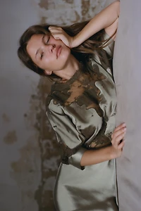 ROBE SATINÉE AVEC DENTELLE