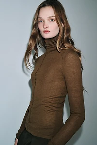 PULL EN MAILLE À COL MONTANT AVEC LAINE