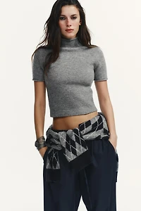 PULL EN MAILLE DOUCE À MANCHES COURTES