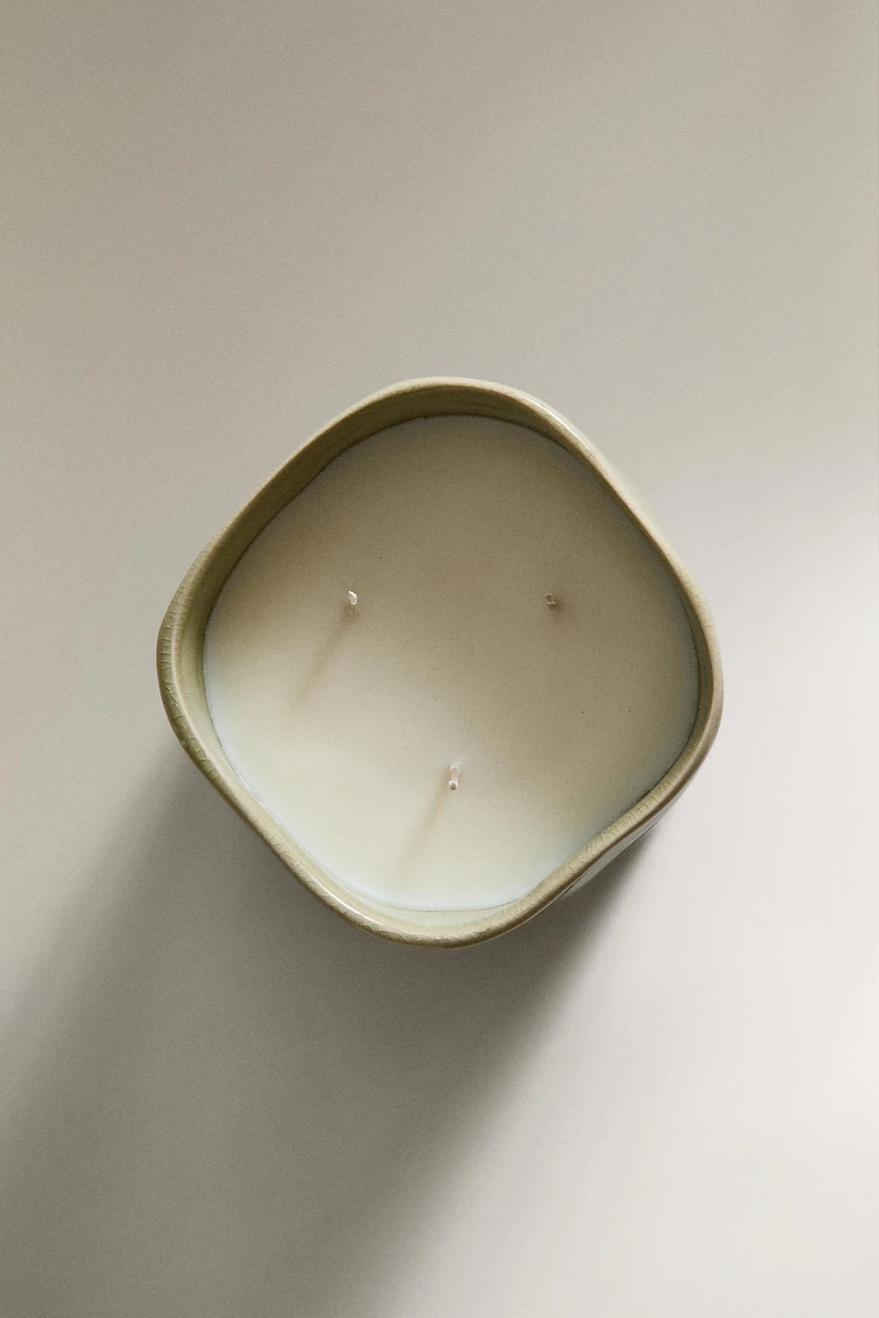 (430 G) MUSKY PETALS SCENTED CANDLE