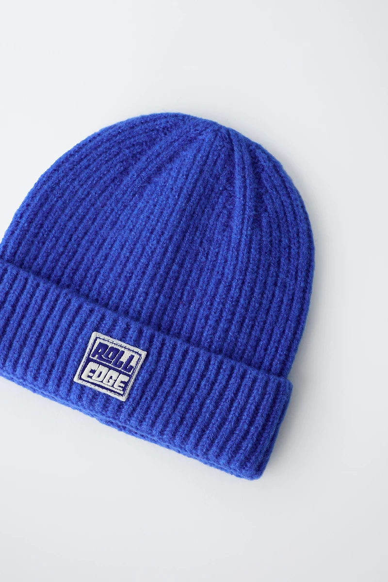 KNIT HAT WITH LABEL