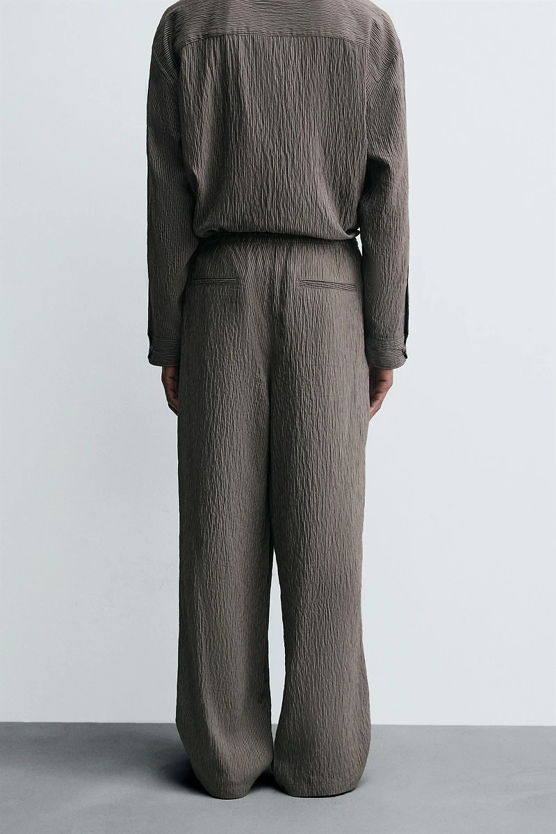 PANTALON FLUIDE À RAYURES ET EFFET FROISSÉ