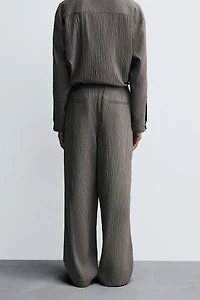 PANTALON FLUIDE À RAYURES ET EFFET FROISSÉ