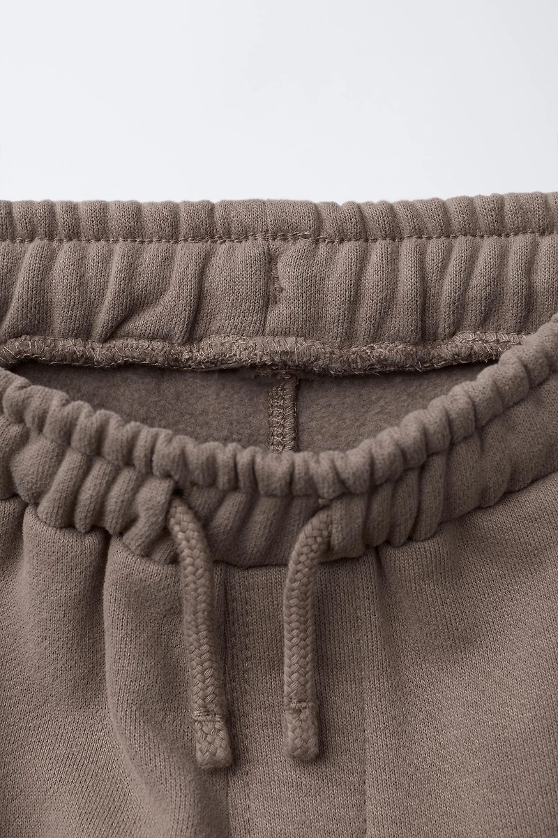 PANTALON EN MOLLETON DROIT AVEC LOGO RELIEF