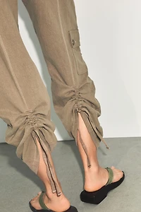 FLOWY GATHERED PANTS
