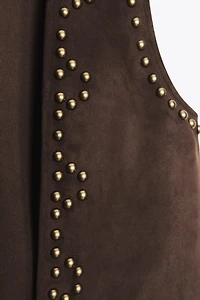 GILET EFFET DAIM À CLOUS