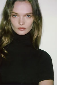 ASYMMETRIC TURTLENECK T-SHIRT