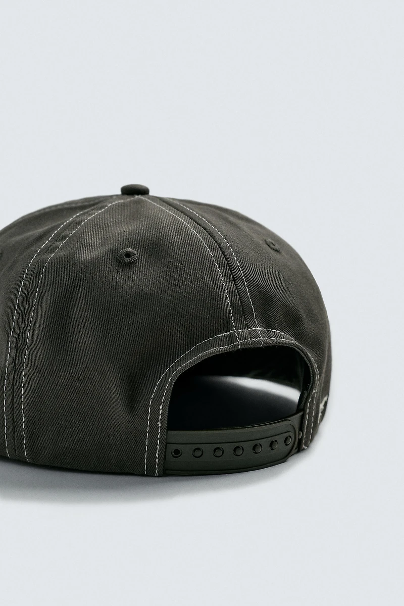 CONTRAST EMBROIDERED FLAT VISOR CAP