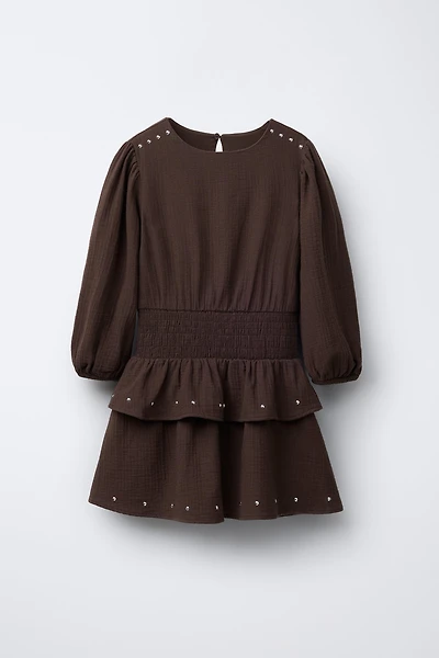 ROBE TEXTURÉE À VOLANTS ET CLOUS