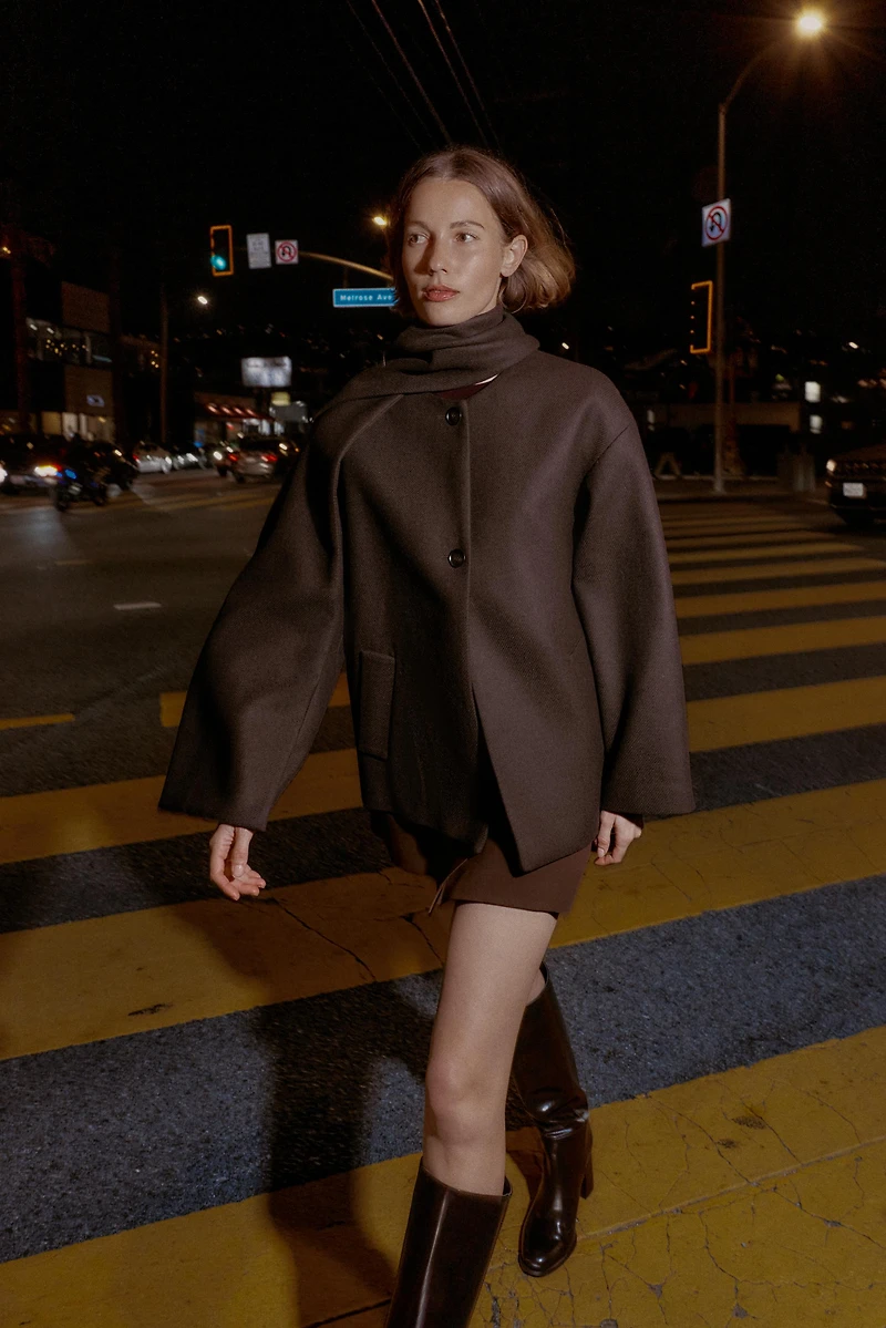 MANTEAU COURT AVEC ÉCHARPE EN LAINE