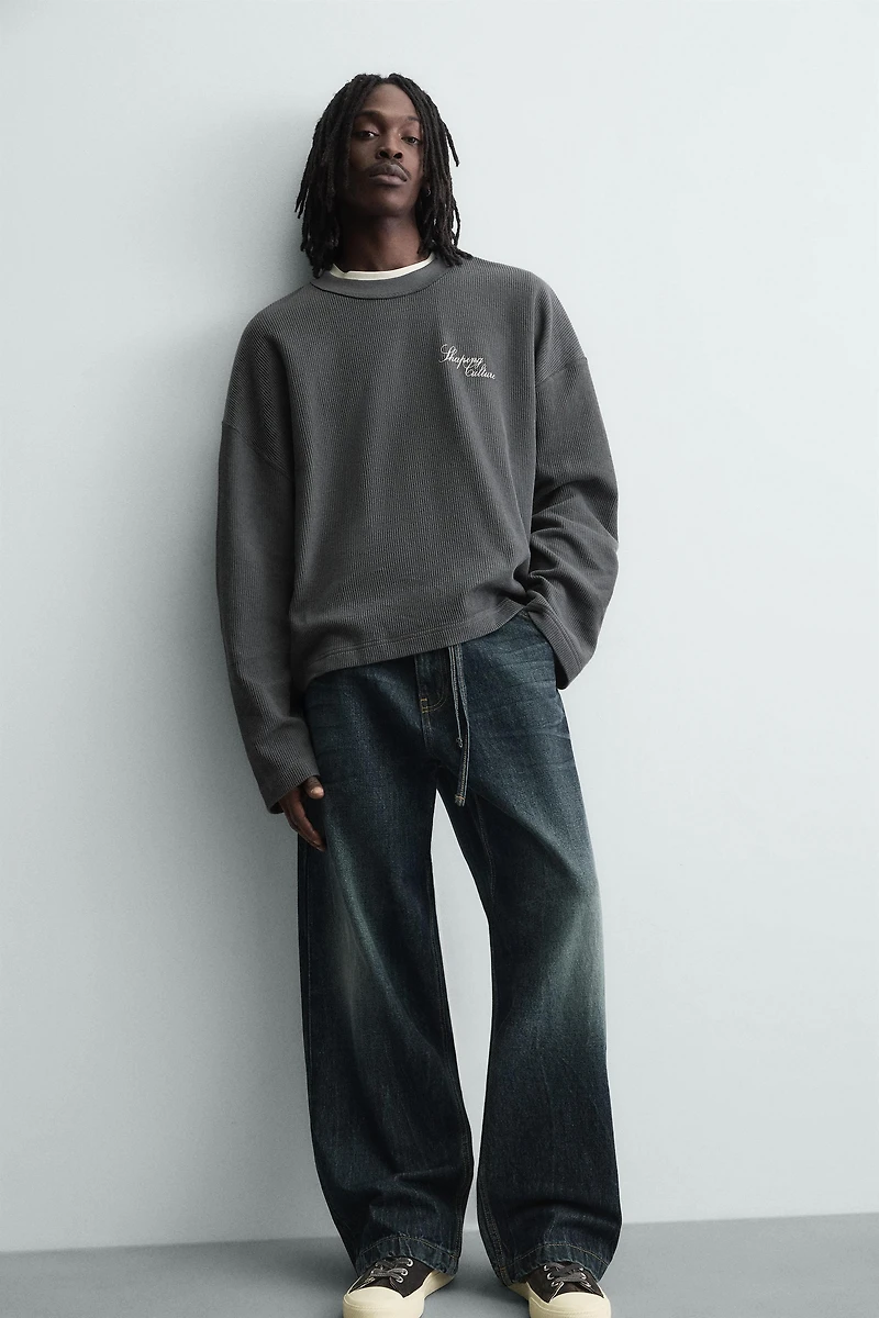 TEXTURED PRINTED TEXT SWEATSHIRT