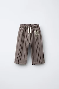 PANTALON À RAYURES ET ÉTIQUETTE