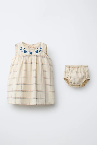 ROBE ET CULOTTE À CARREAUX BRODÉS