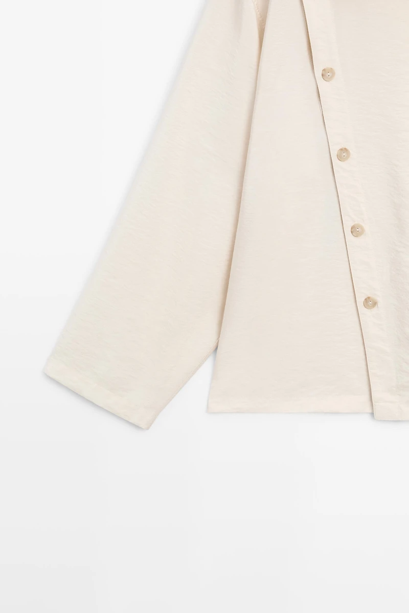 Flowing shirt with asymmetric buttons