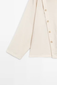 Flowing shirt with asymmetric buttons