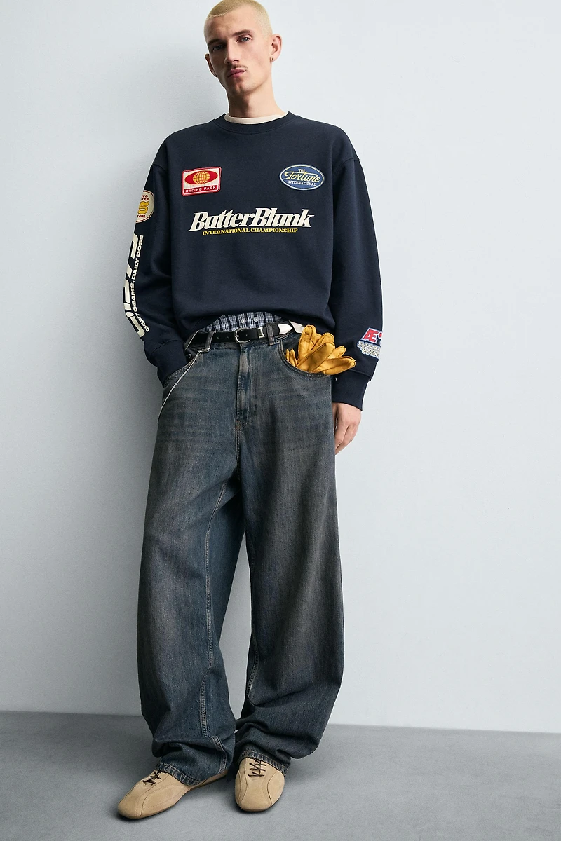 CREW NECK PATCH SWEATSHIRT