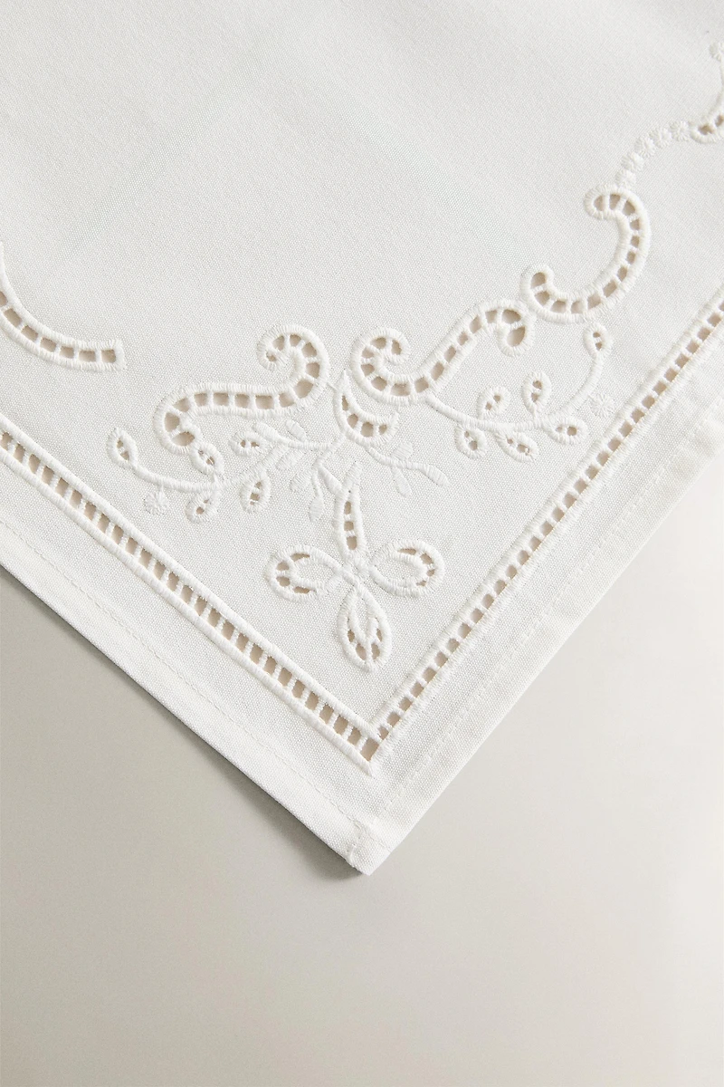 EMBROIDERED PLACEMAT WITH HEMSTITCHING