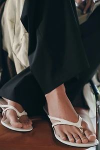 LEATHER SANDALS WITH DETAIL