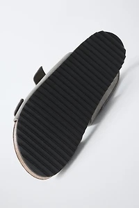 BUCKLE LEATHER SANDALS