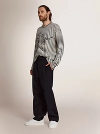 Men's T-shirt with white and blue stripes embroidery on the front