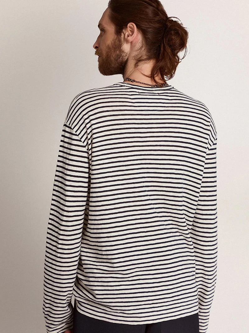 Men's T-shirt with white and blue stripes embroidery on the front