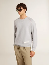 Men’s gray round neck sweatshirt with contrast stitching