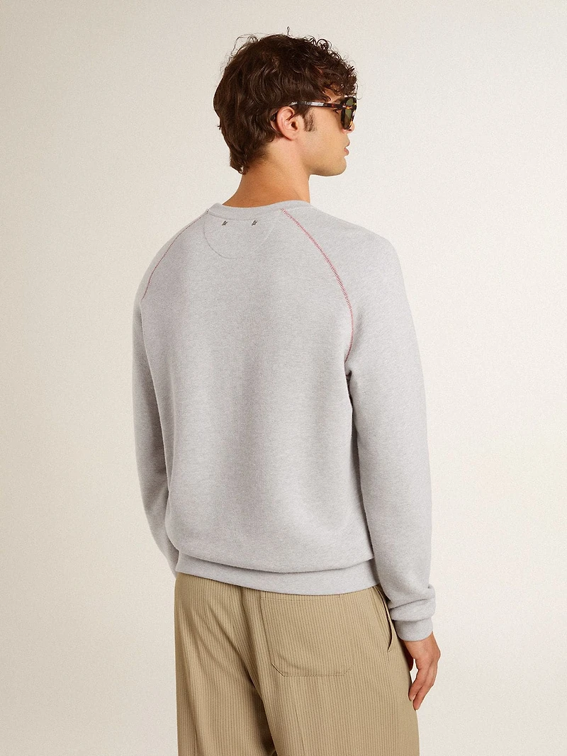 Men’s gray round neck sweatshirt with contrast stitching